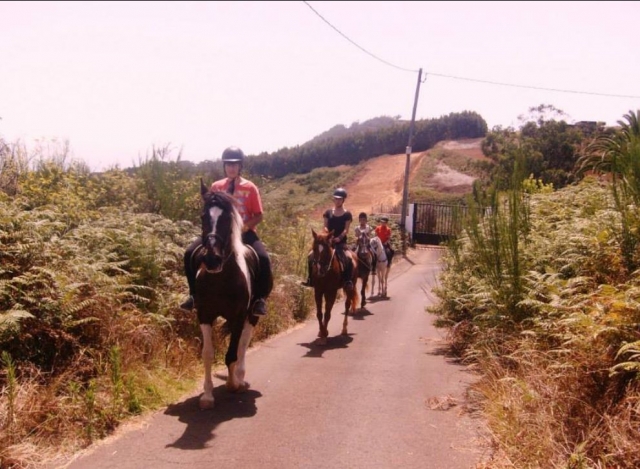 Saliendo de la finca a caballo